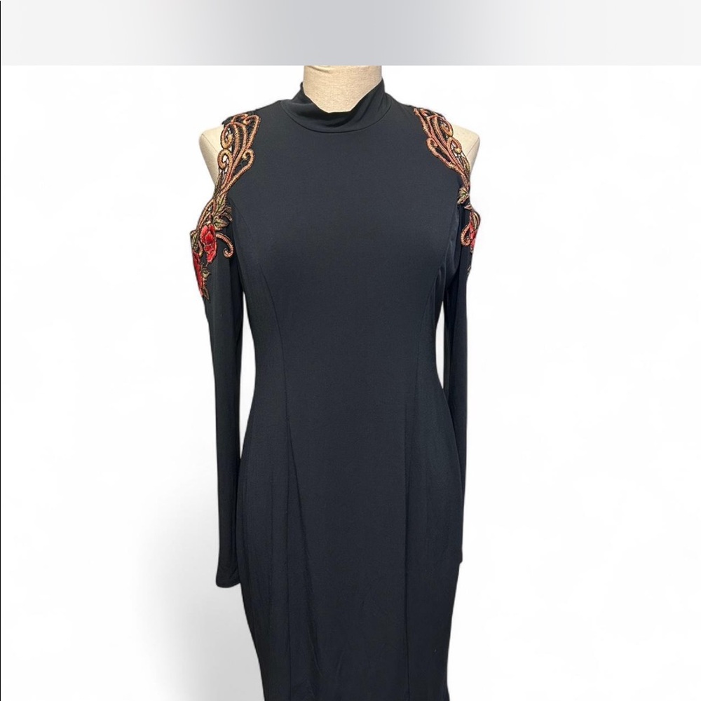 Fitted stretchy midi dress w/ embroidered sleeves